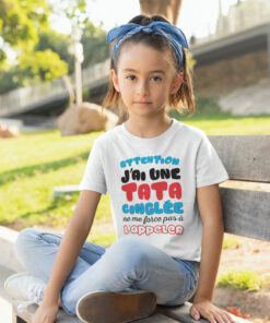 Teeshirt Enfant - Attention J'ai Une Tata Cinglée